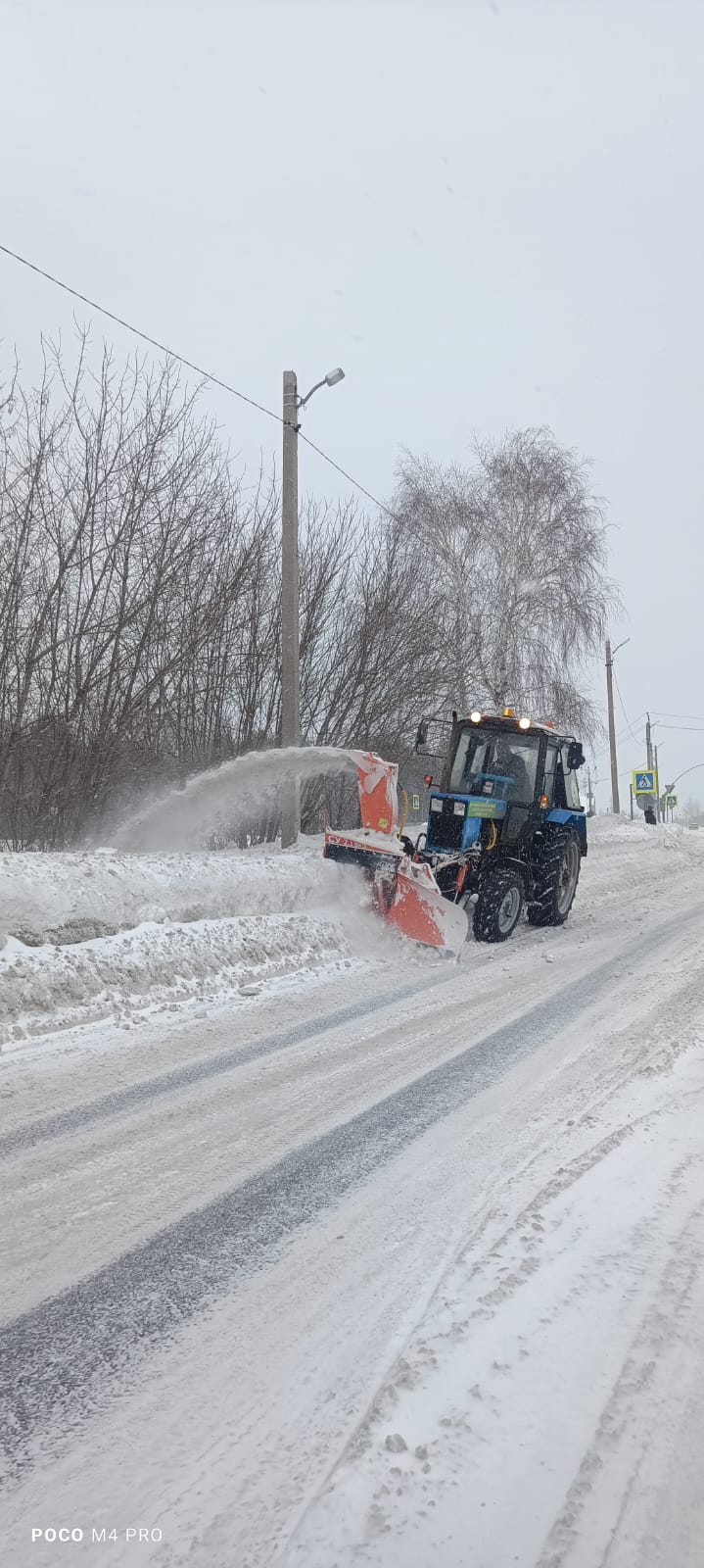 В Елабуге продолжается уборка снега на улицах города, после снегопада |  05.02.2024 | Елабуга - БезФормата